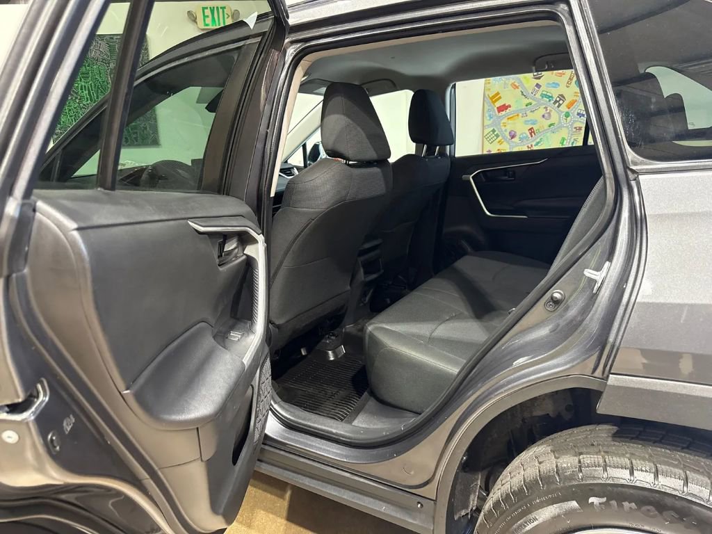 Used 2021 Toyota RAV4 LE AWD/4WD image 11