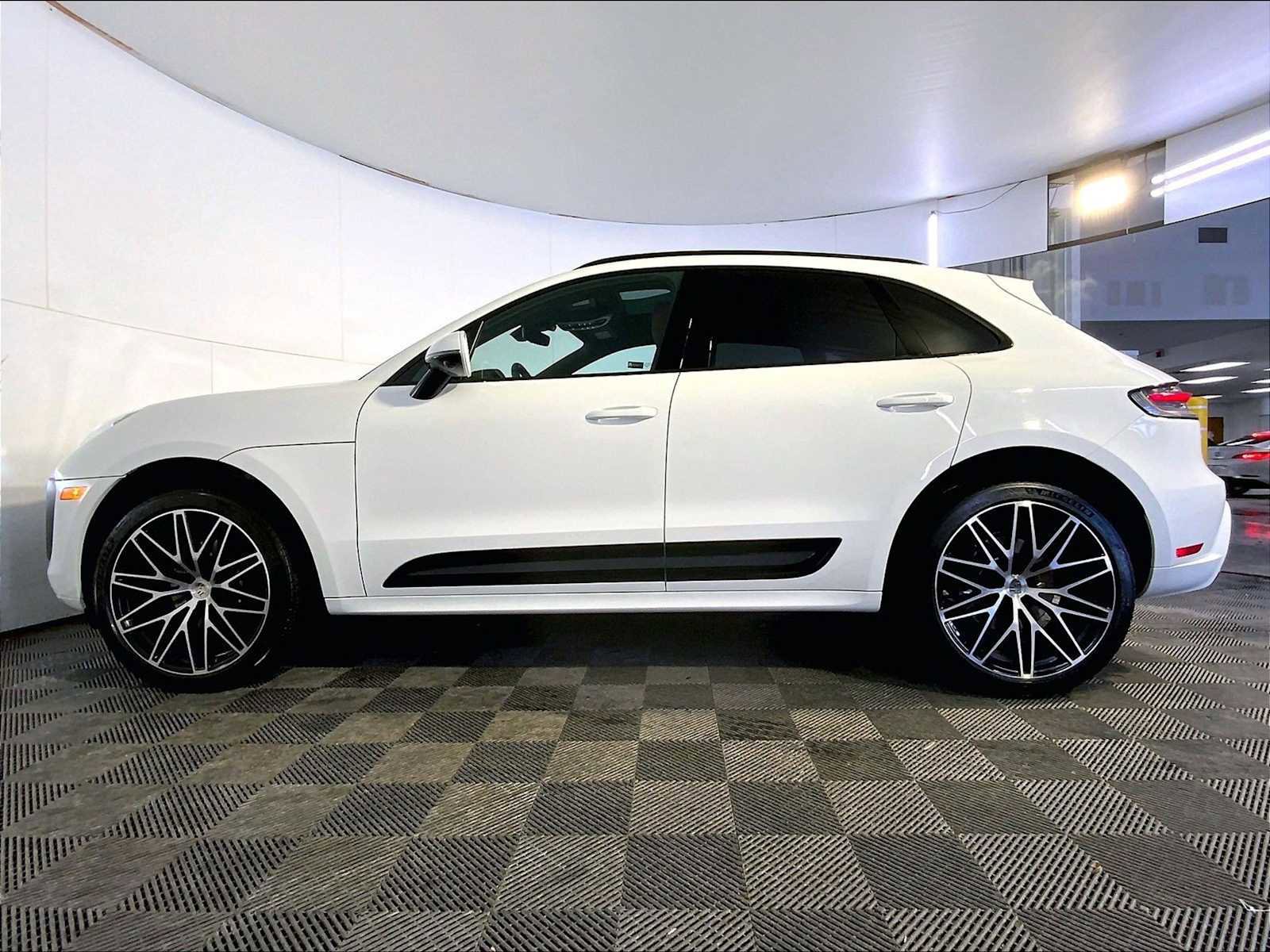 Certified 2023 Porsche Macan Turbo image 2