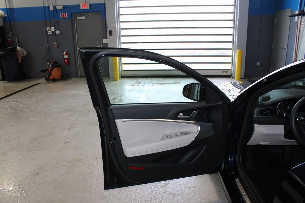 Used 2023 Genesis G70 2.0T image 7