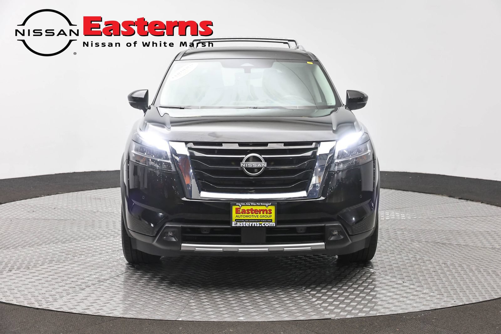 Used 2023 Nissan Pathfinder SL AWD/4WD image 2