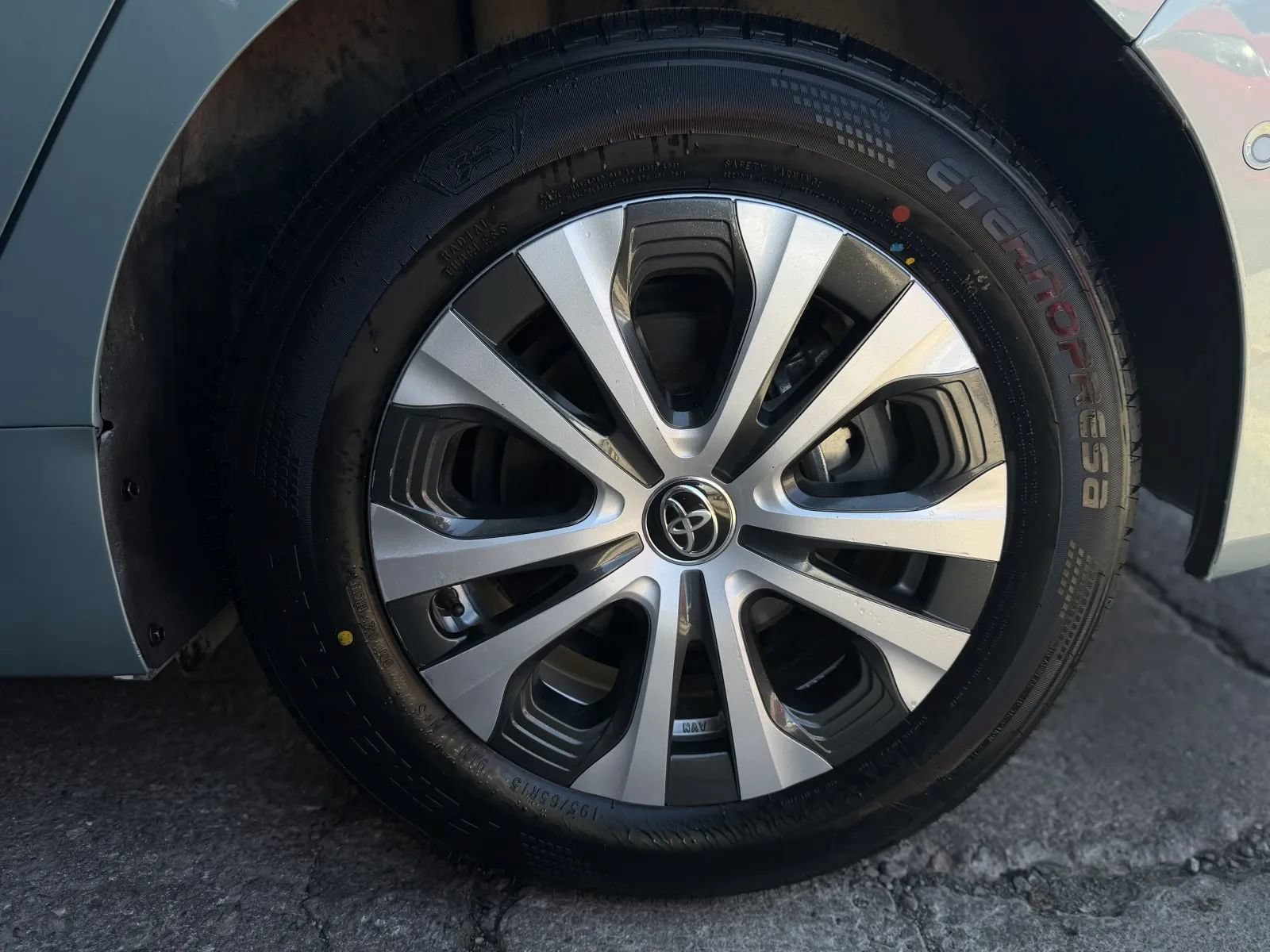 Used 2021 Toyota Prius LE AWD/4WD image 38