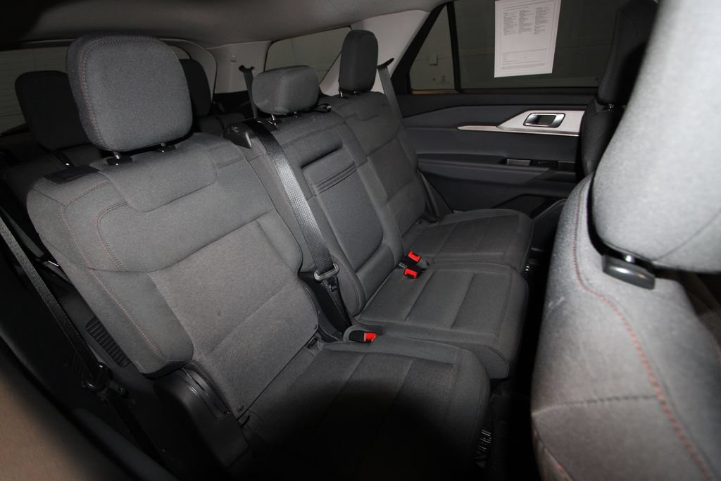 Used 2025 Ford Explorer Active AWD/4WD image 21