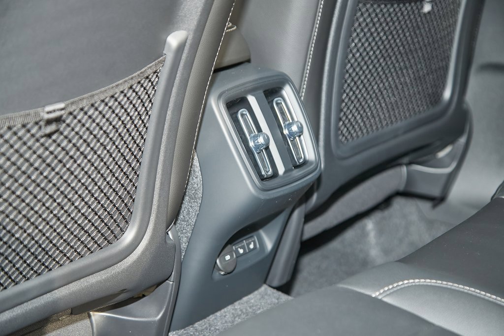 New 2025 Volvo XC40 B5 Plus w/ Climate Package image 18