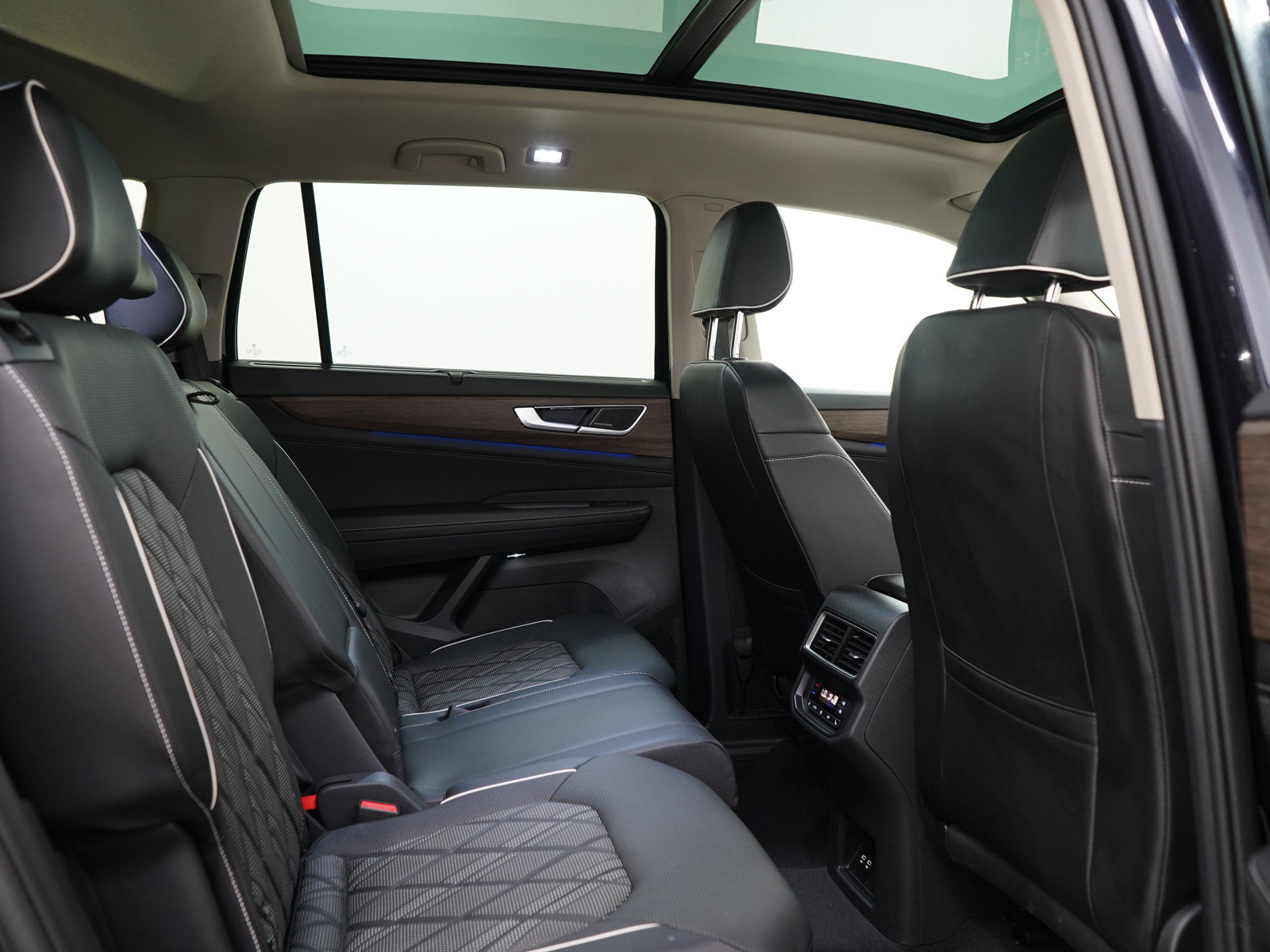 Used 2024 Volkswagen Atlas SEL Premium R-Line AWD/4WD image 12