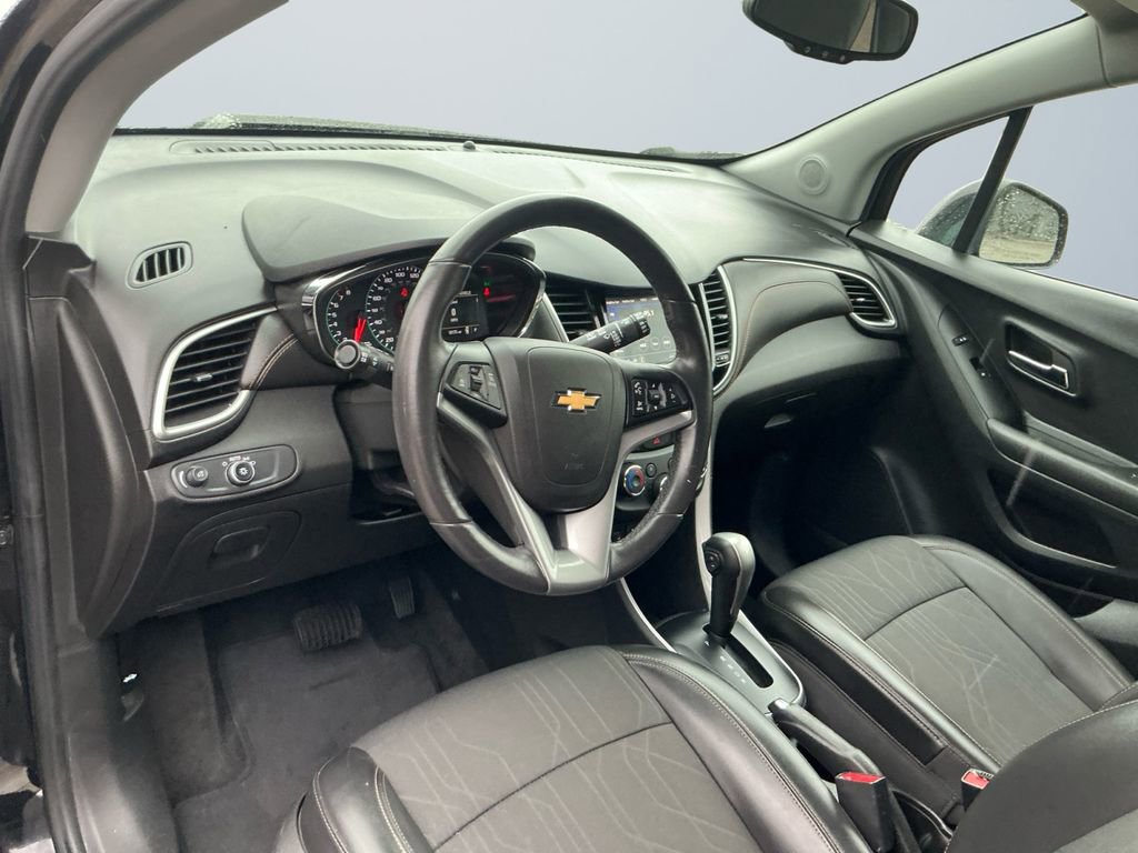 Used 2022 Chevrolet Trax LT w/ Midnight Edition image 10