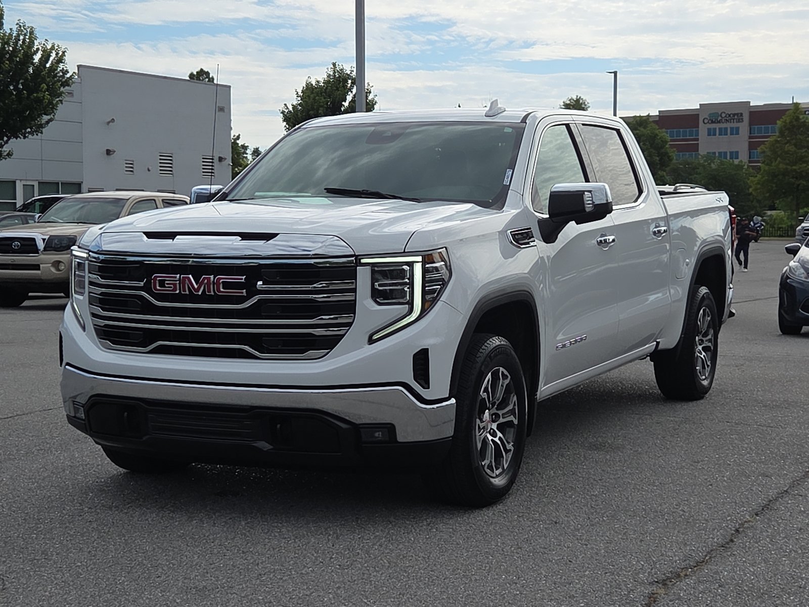 Used 2026 GMC Sierra 1500 SLT AWD/4WD image 2