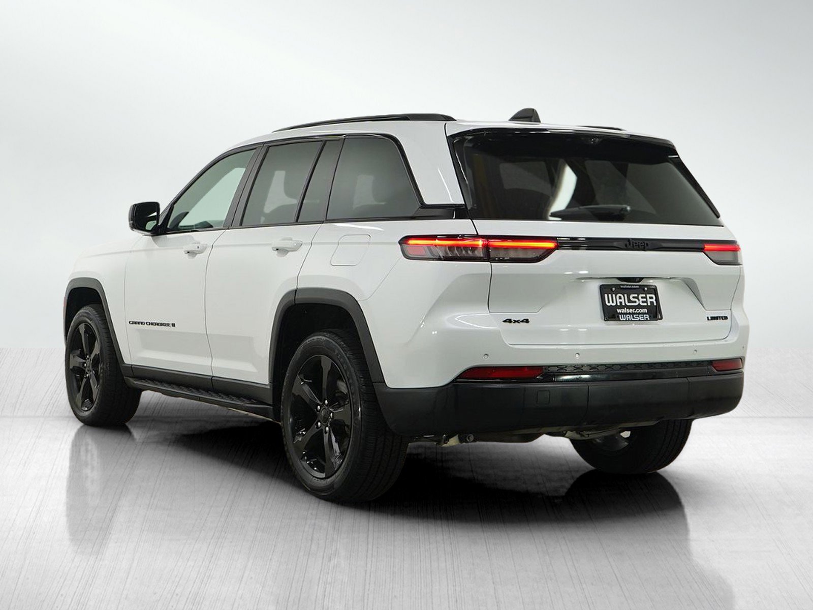 Used 2024 Jeep Grand Cherokee Limited w/ Luxury Tech Group II AWD/4WD image 3
