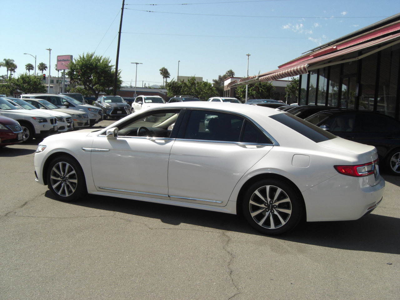 Used 2017 Lincoln Continental Premiere image 12