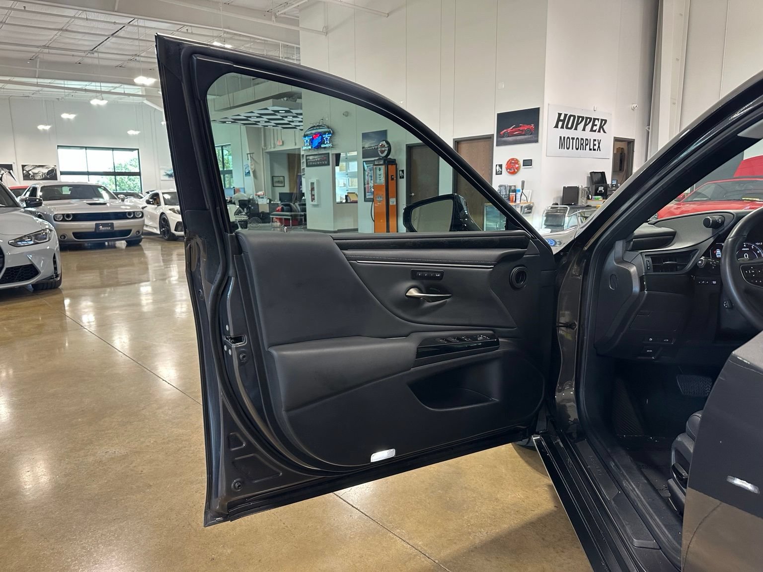 Used 2025 Lexus ES 350 w/ Premium Package FWD image 11