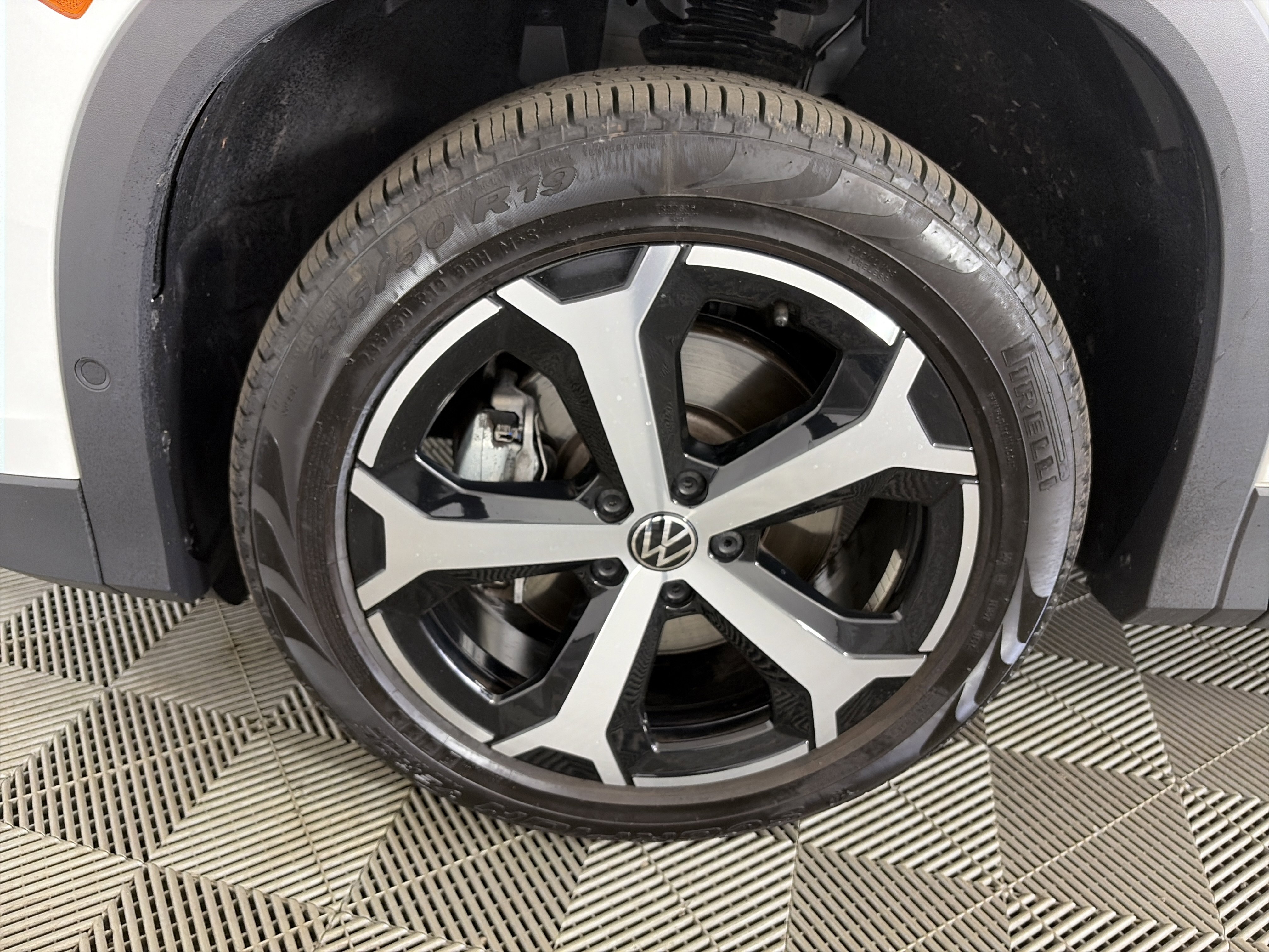Used 2025 Volkswagen Tiguan SE AWD/4WD image 13