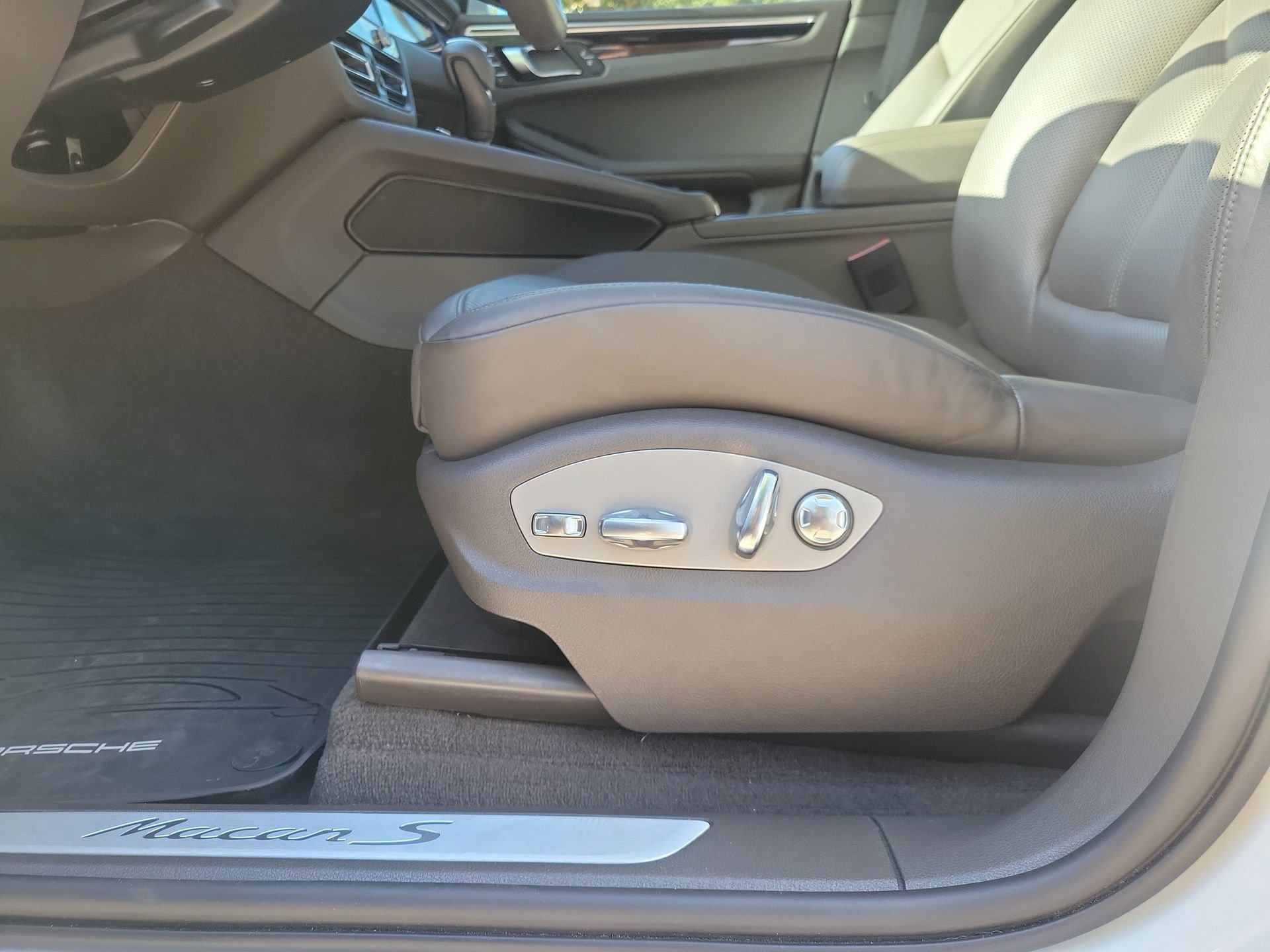 Used 2023 Porsche Macan S AWD/4WD image 25