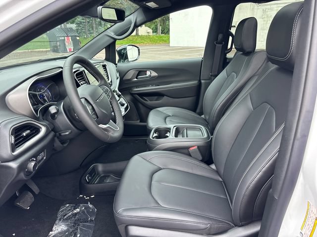 New 2027 Chrysler Pacifica Select w/ Family Tech Group AWD/4WD image 6