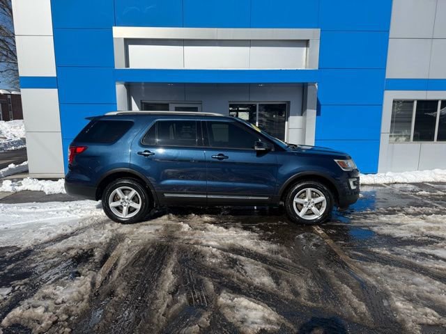 Used 2017 Ford Explorer XLT w/ Equipment Group 202A image 4