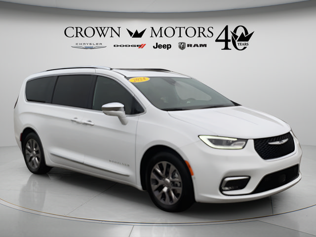 Used 2024 Chrysler Pacifica Pinnacle FWD image 3