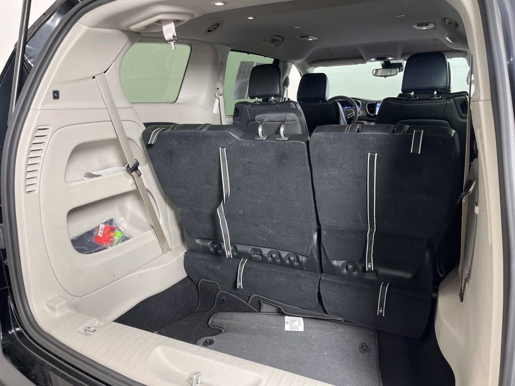 Used 2024 Chrysler Pacifica Touring-L image 11