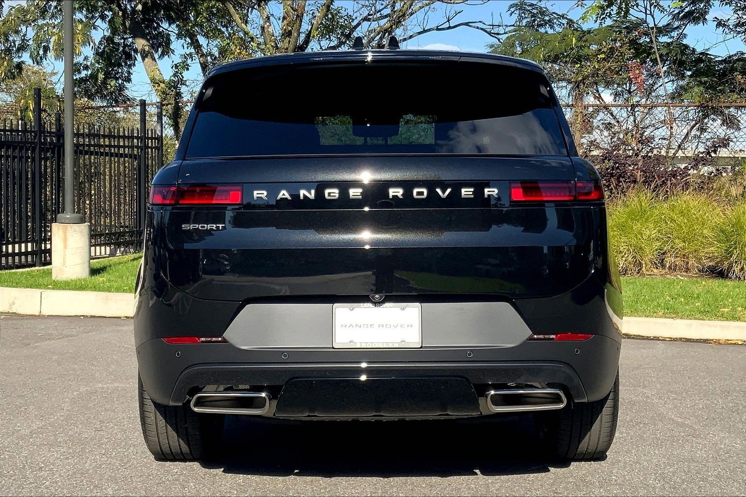 Used 2025 Land Rover Range Rover Sport image 4