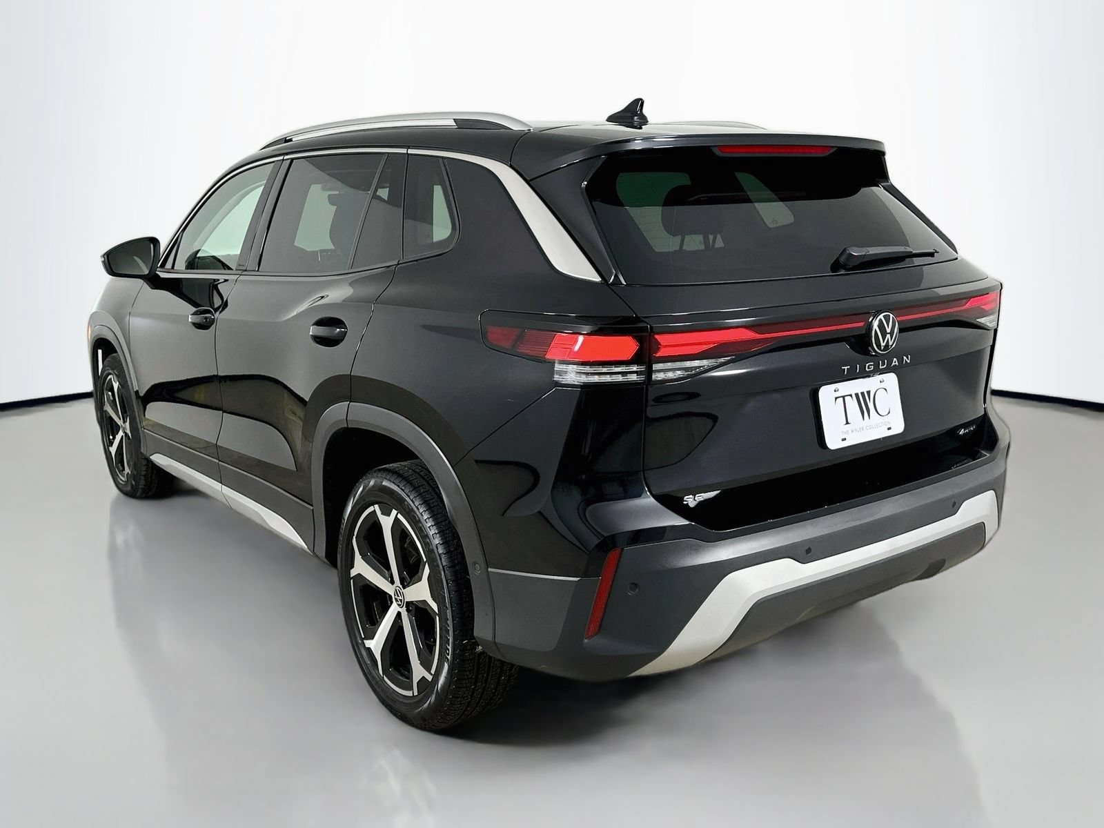 Certified 2025 Volkswagen Tiguan SE AWD/4WD image 7