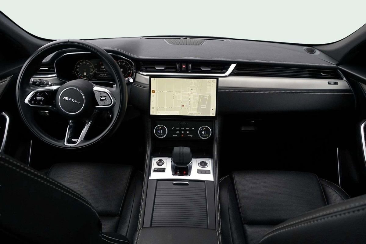 Used 2025 Jaguar F-PACE R-Dynamic S image 19