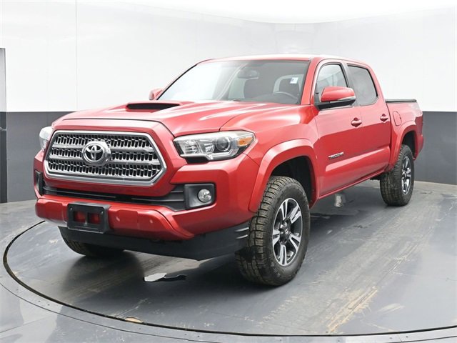 Used 2017 Toyota Tacoma TRD Sport w/ Tow Package (A/T) image 2