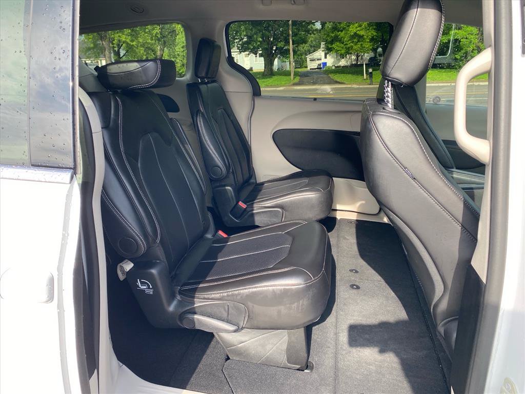 Used 2024 Chrysler Pacifica Touring-L FWD image 24