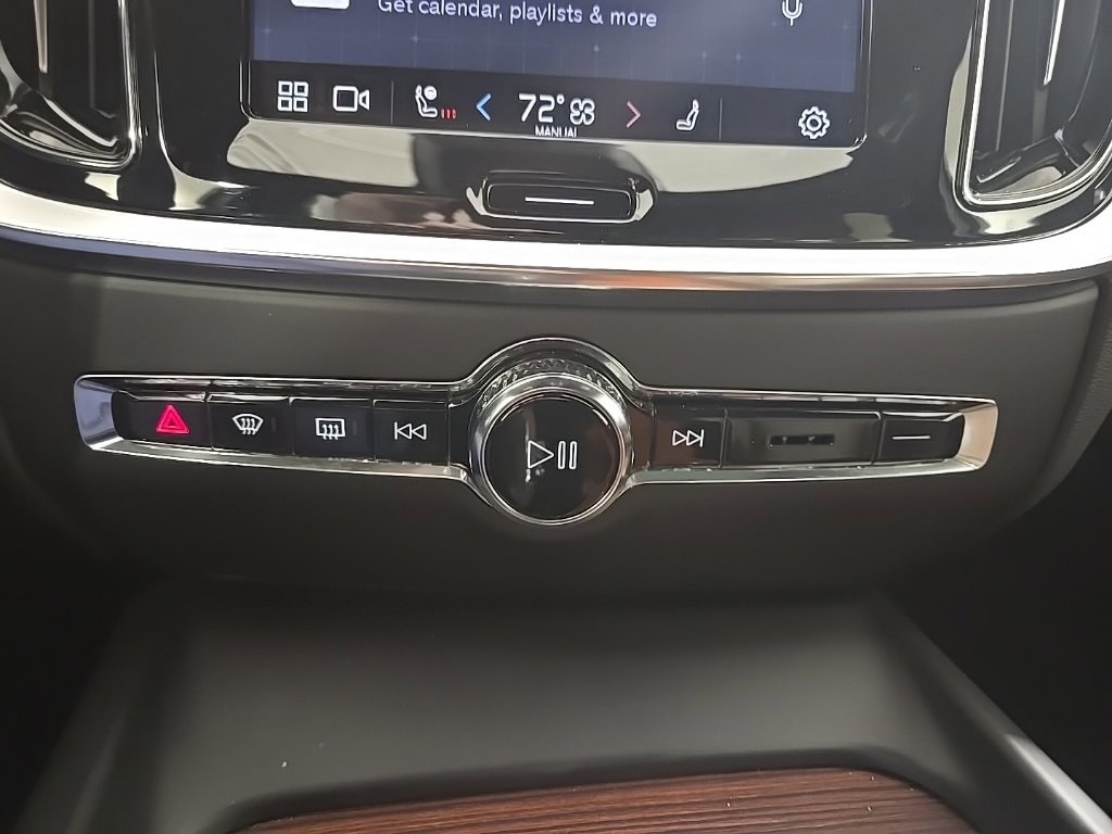 Used 2025 Volvo V60 B5 Cross Country Plus image 14