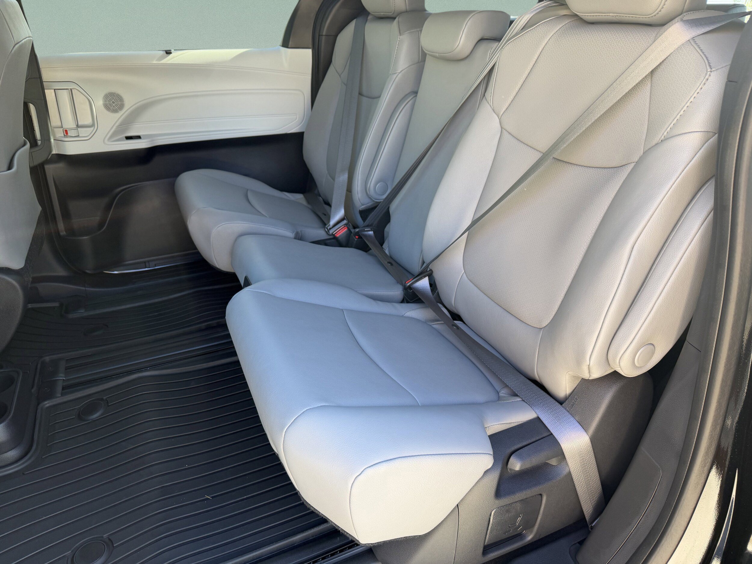 Certified 2025 Toyota Sienna XLE FWD image 28