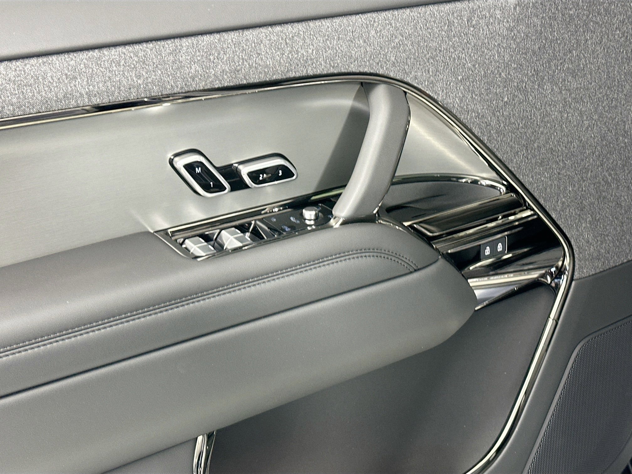 Used 2025 Land Rover Range Rover Sport image 15
