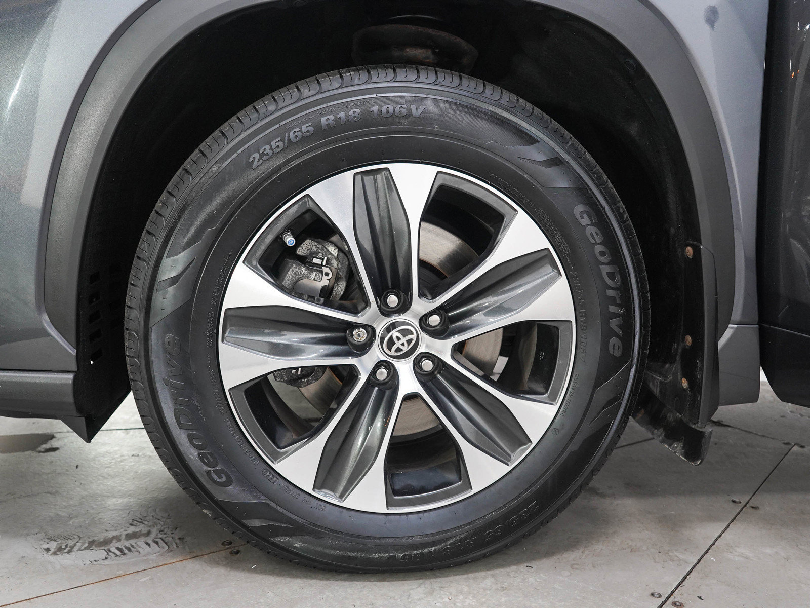 Used 2020 Toyota Highlander XLE AWD/4WD image 30