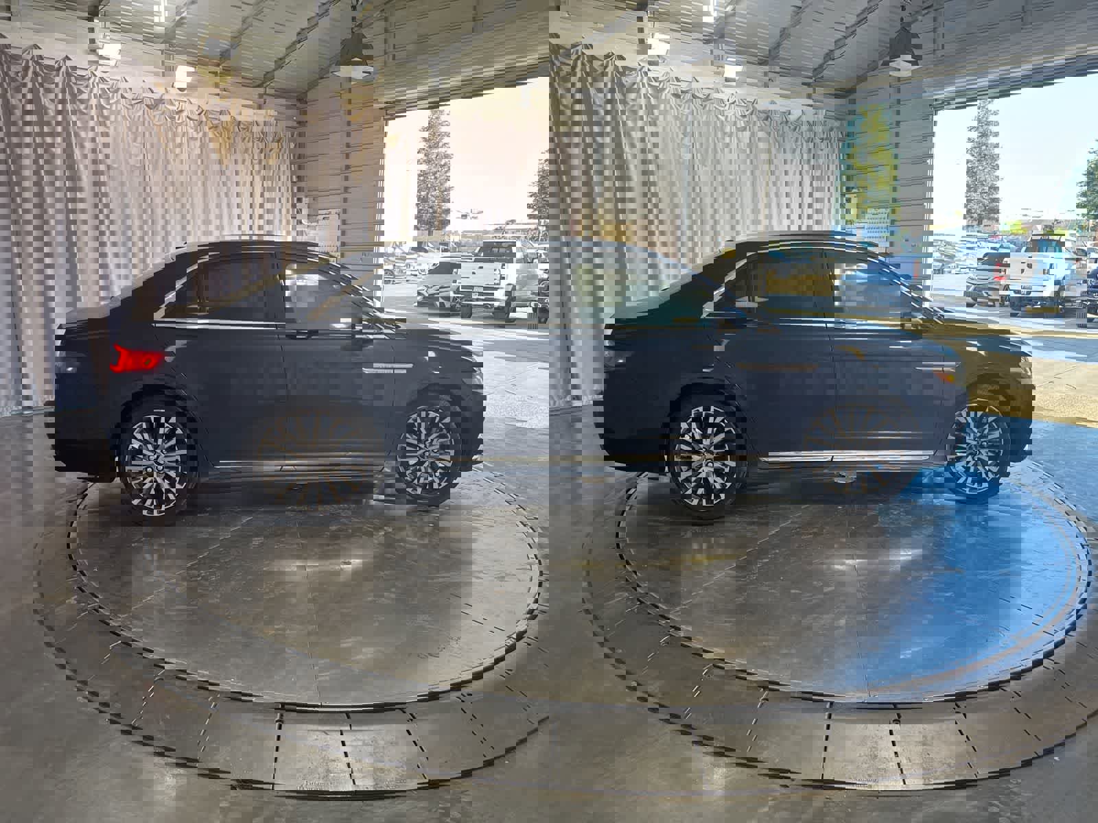 Used 2017 Lincoln Continental Select image 3