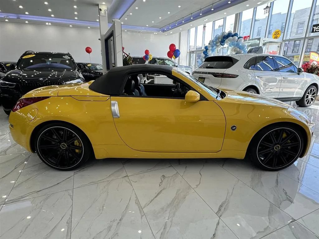 Used 2005 Nissan 350Z Touring RWD image 4