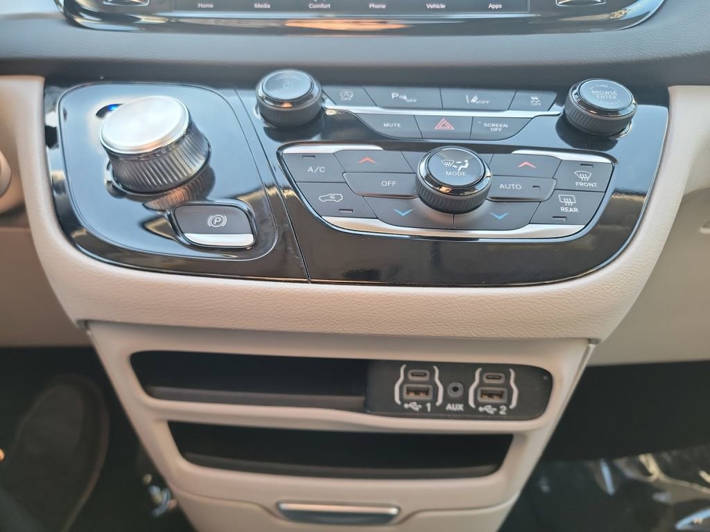 Used 2024 Chrysler Pacifica Touring-L FWD image 20