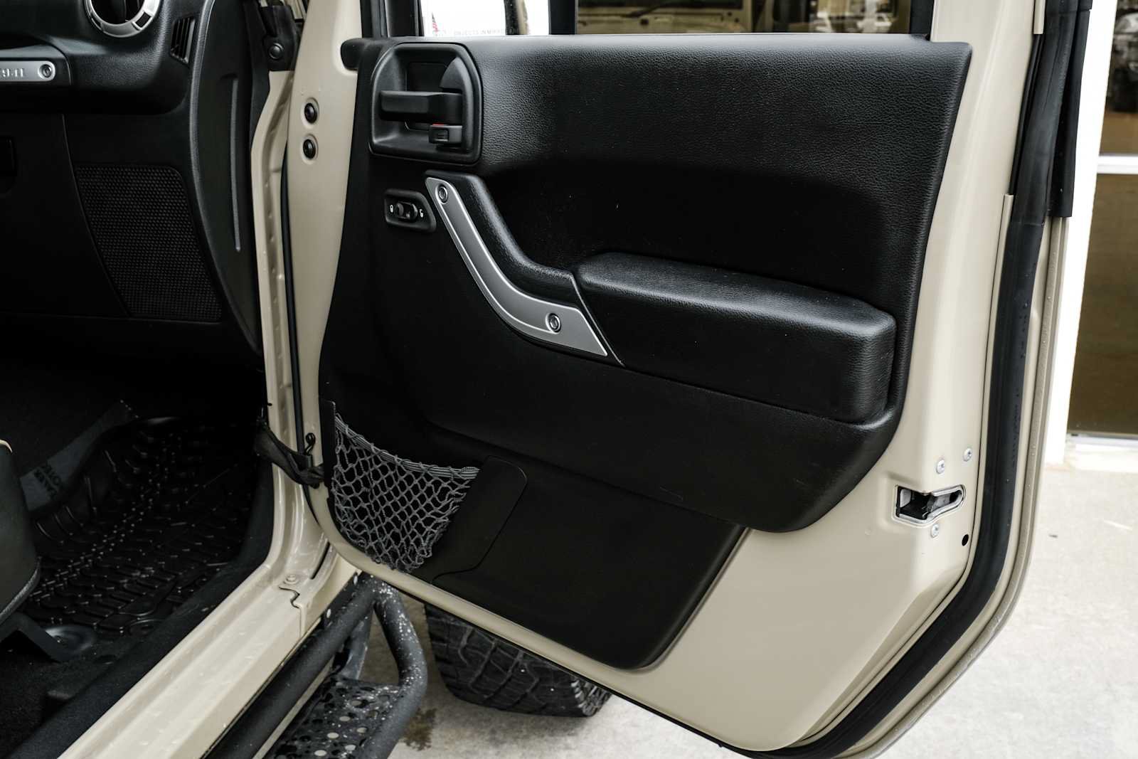 Used 2017 Jeep Wrangler Unlimited Rubicon w/ Connectivity Group AWD/4WD image 34
