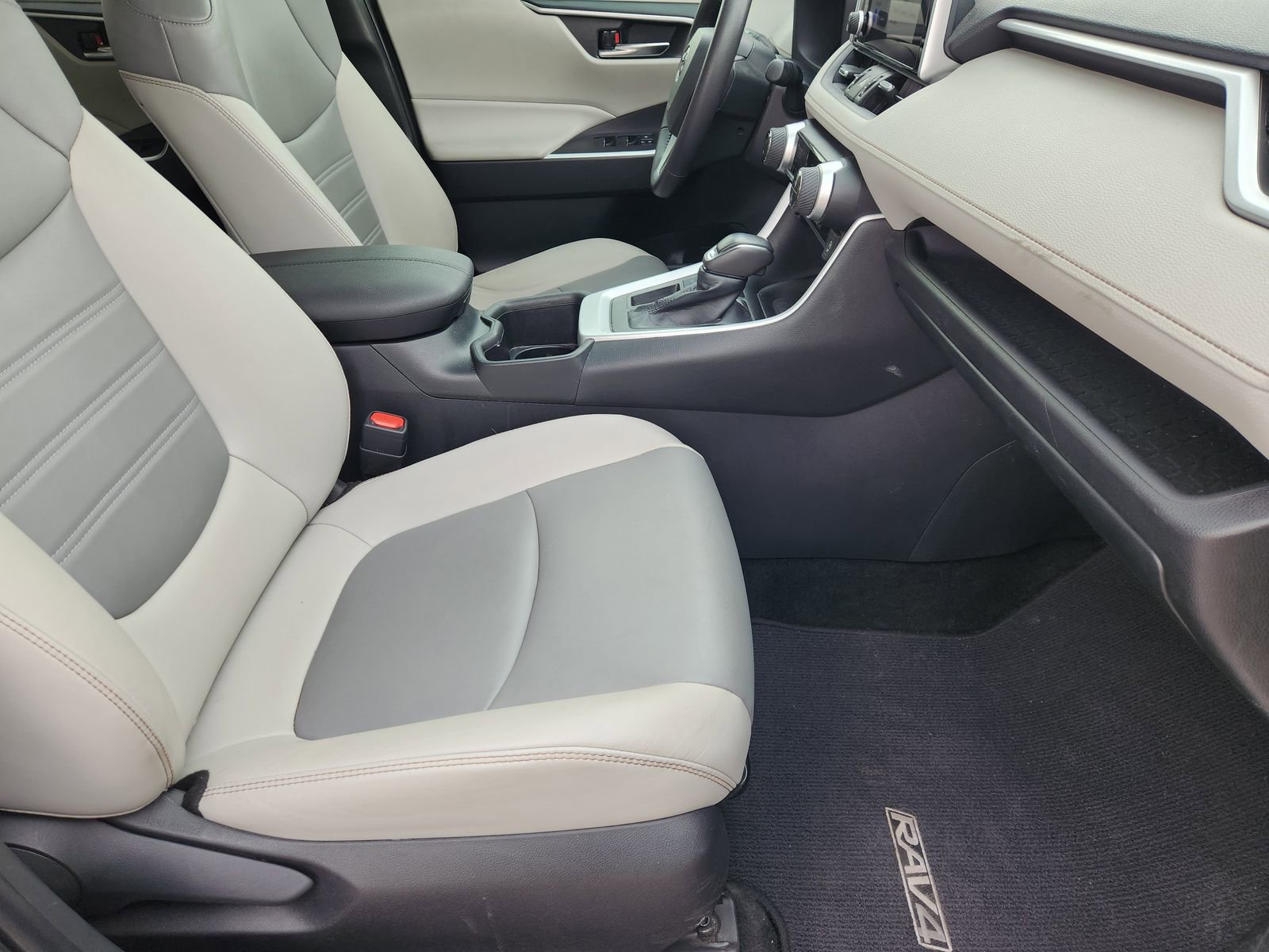 Used 2023 Toyota RAV4 XLE Premium image 17