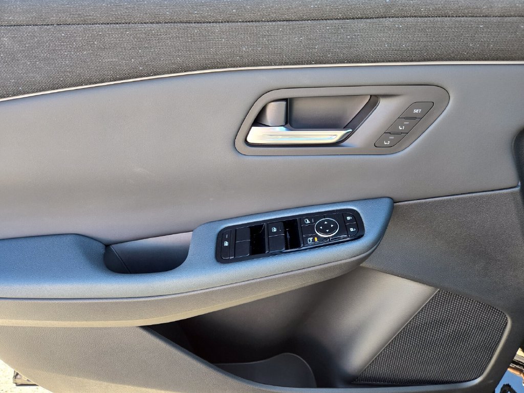 New 2026 Nissan Leaf Platinum+ w/ Illuminated Package FWD image 11