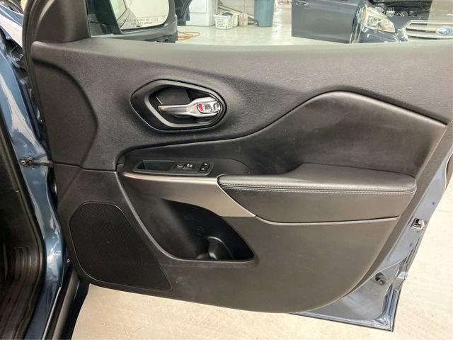 Used 2021 Jeep Cherokee Latitude w/ Mopar Interior Package image 25