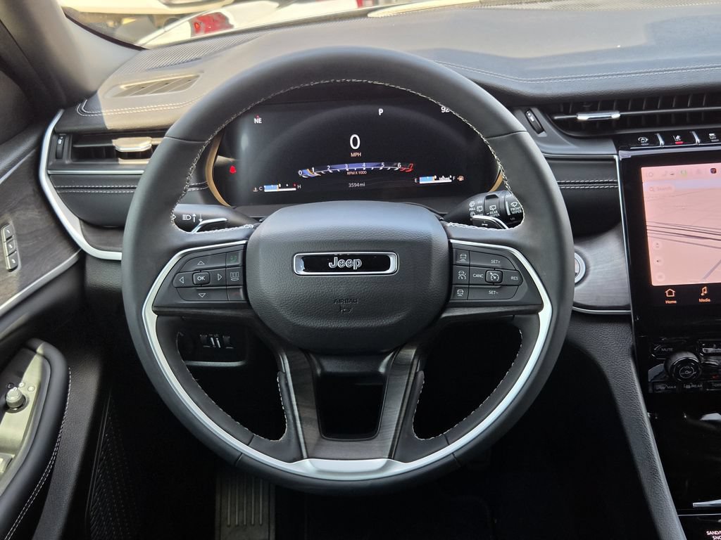 Used 2025 Jeep Grand Cherokee Limited AWD/4WD image 23