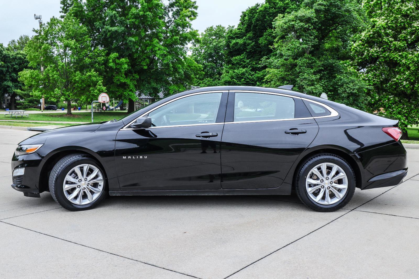 Used 2019 Chevrolet Malibu LT w/ Leather Package FWD image 4