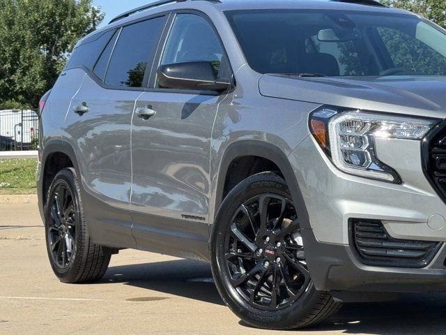 Used 2024 GMC Terrain SLE w/ Driver Convenience Package FWD image 3
