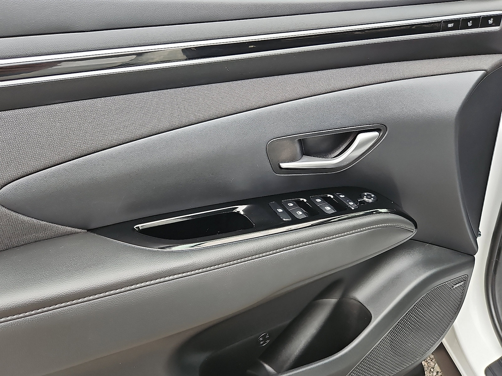 Used 2022 Hyundai Tucson Limited w/ Cargo Package image 12