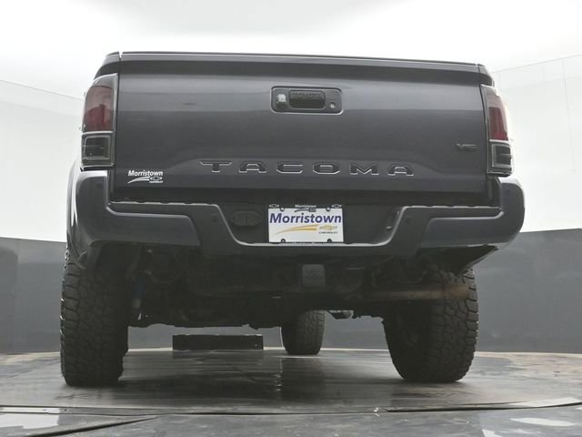 Used 2017 Toyota Tacoma TRD Sport AWD/4WD image 46