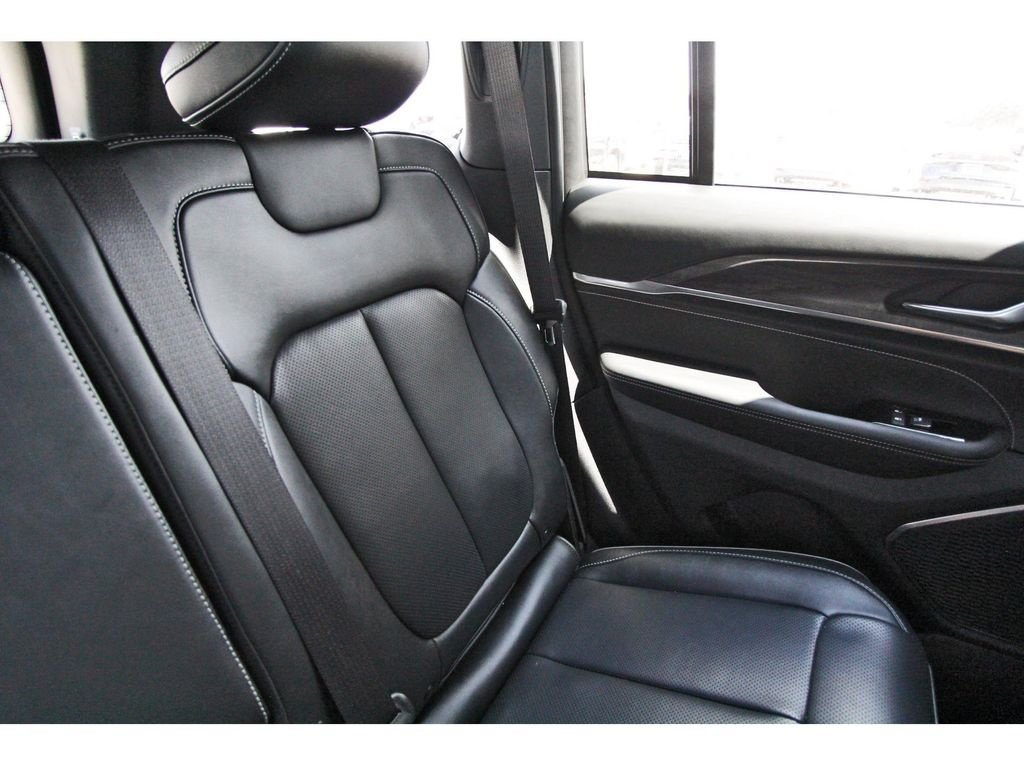 Used 2023 Jeep Grand Cherokee Overland AWD/4WD image 12