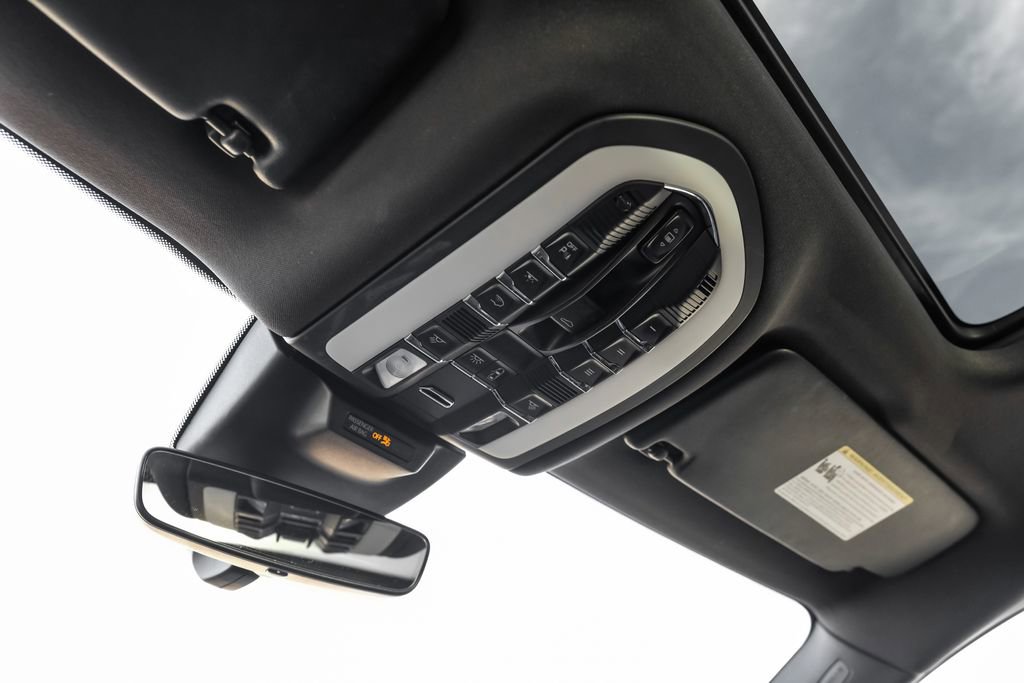Used 2020 Porsche Macan AWD/4WD image 34