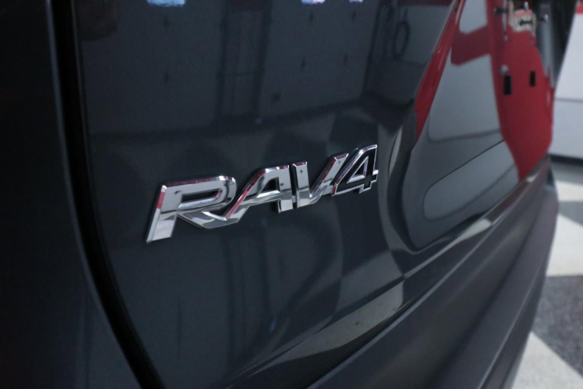 Used 2020 Toyota RAV4 XLE Premium FWD image 31