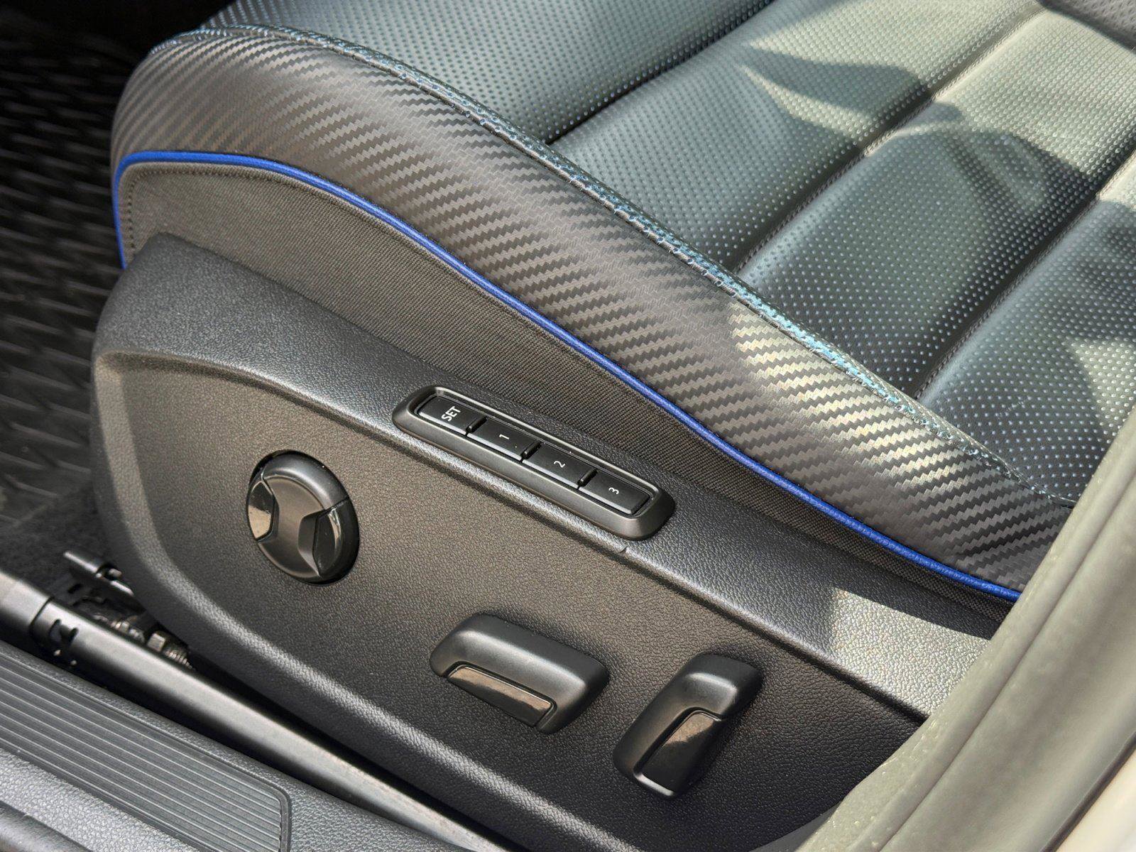 Used 2022 Volkswagen Golf R image 21