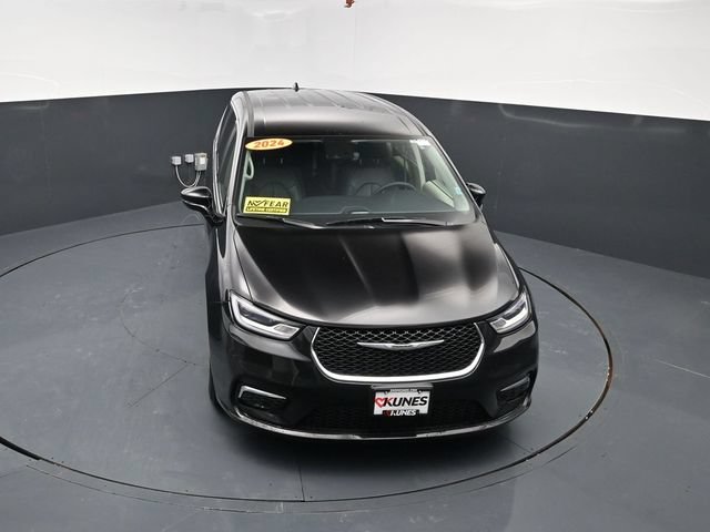 Used 2024 Chrysler Pacifica Limited FWD image 47