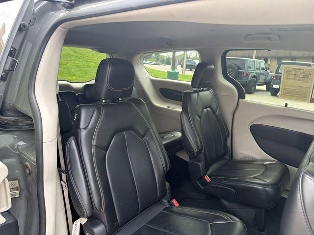 Used 2023 Chrysler Pacifica Touring-L FWD image 32