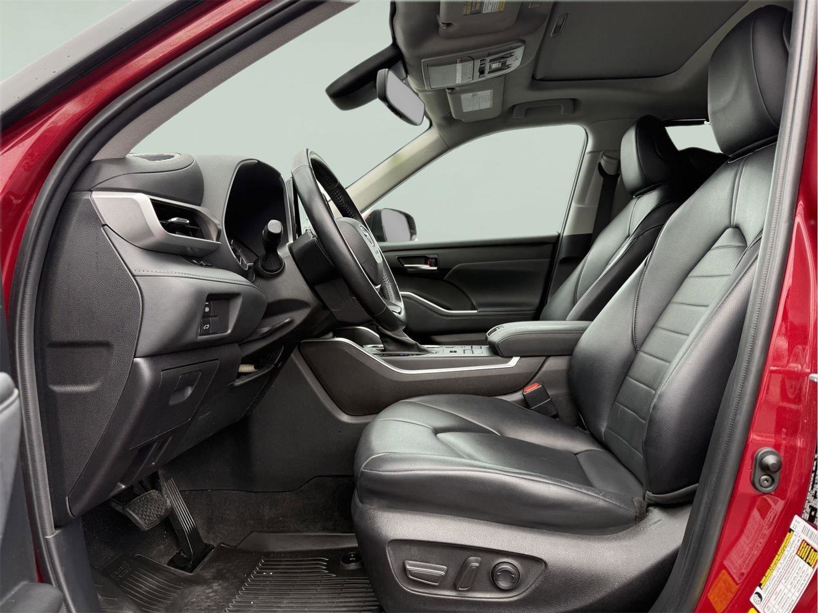 Used 2022 Toyota Highlander XLE image 11