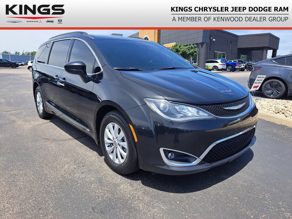 Used 2017 Chrysler Pacifica Touring-L FWD video 1