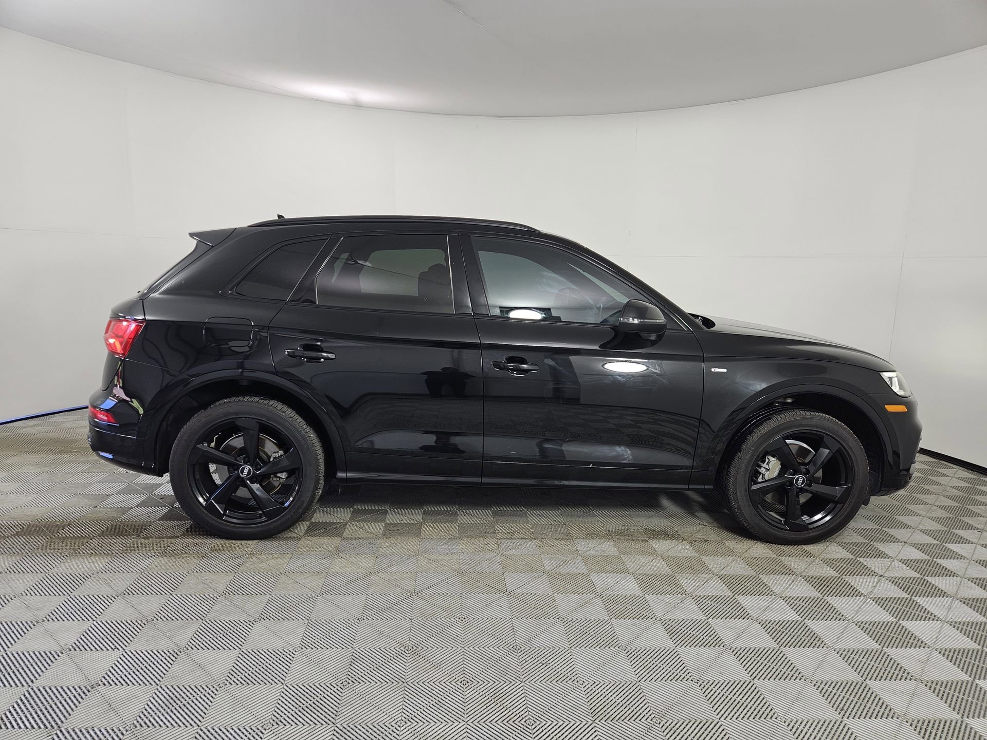 Used 2020 Audi Q5 2.0T Titanium Premium Plus w/ Premium Plus Package AWD/4WD image 8