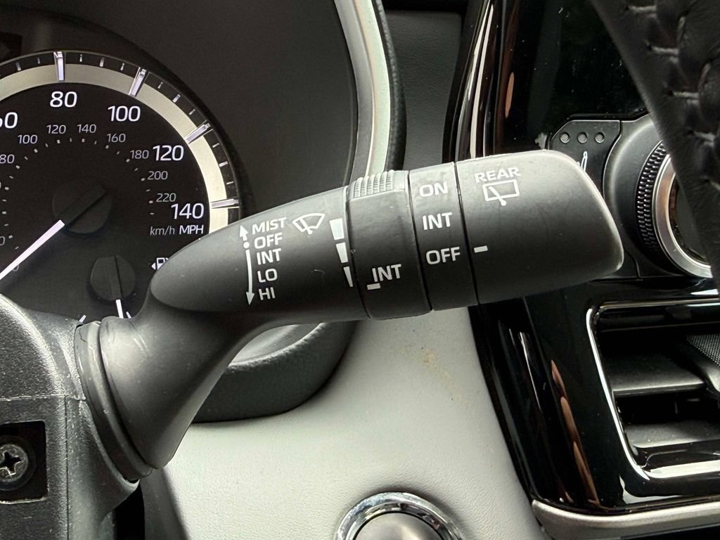 Used 2023 Toyota Highlander XLE AWD/4WD image 33